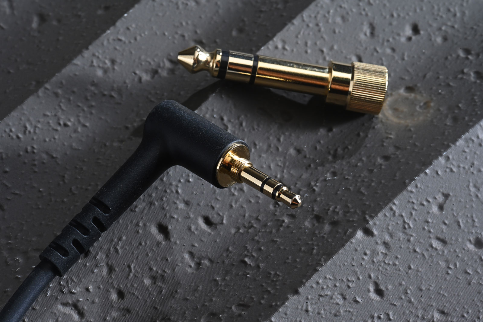 眾所週知，Beyerdynamic 是錄音室裡很常遇見的專業耳機品牌。他們相信，耳機除了用來欣賞音樂，也是一件幫助用家判斷聲音的工作工具。品牌最新推出的 DT 275 PRO，便更進一步，把這種實用精神帶到更靈活的使用環境。拍攝現場、演出場地和流動錄音環境，往往沒有安靜房間讓人慢慢聽清每個細節；耳機需要容易攜帶、迅速戴上，也要盡量減少外界聲音干擾。DT 275 PRO 以小巧的貼耳式設計配合封閉式結構，正是針對這些需求而來。