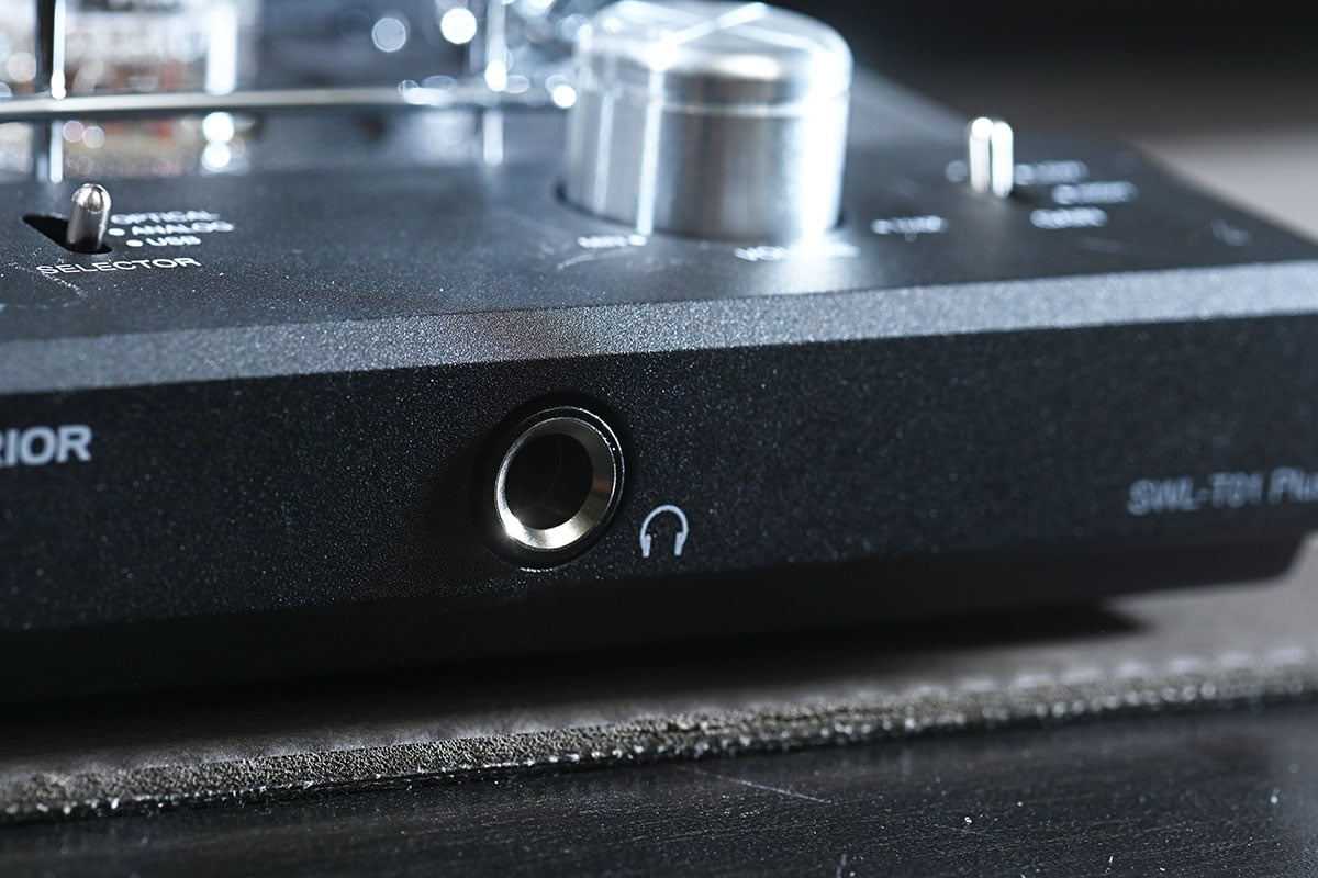 日本城下工業(Shiroshita Industrial)旗下的音響品牌 Sound Warrior 一向以日本製造、小巧精緻而且聲音正宗著稱。近年不少玩家偏好在電腦桌或者有限的家居空間內,打造高質素 Desktop Audio 系統,這次 Sound Warrior 推出了一套很有設計感的桌面 2.1 音響組合:包括混合式真空管擴音機 SWL-T01Plus、同軸 2 路正方體喇叭 SW-SP3,以及專為桌面、影音櫃空間設計的薄身超低音喇叭 SW-W1。到底這套組合能否打破迷你喇叭低頻與音場的體積限制?今次就用聽歌、睇戲和打機等不同場景來詳細測試一下。