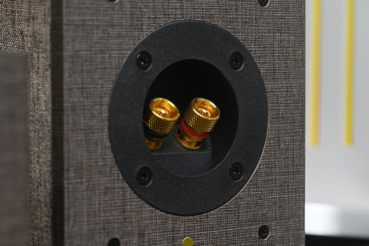 日本城下工業(Shiroshita Industrial)旗下的音響品牌 Sound Warrior 一向以日本製造、小巧精緻而且聲音正宗著稱。近年不少玩家偏好在電腦桌或者有限的家居空間內,打造高質素 Desktop Audio 系統,這次 Sound Warrior 推出了一套很有設計感的桌面 2.1 音響組合:包括混合式真空管擴音機 SWL-T01Plus、同軸 2 路正方體喇叭 SW-SP3,以及專為桌面、影音櫃空間設計的薄身超低音喇叭 SW-W1。到底這套組合能否打破迷你喇叭低頻與音場的體積限制?今次就用聽歌、睇戲和打機等不同場景來詳細測試一下。