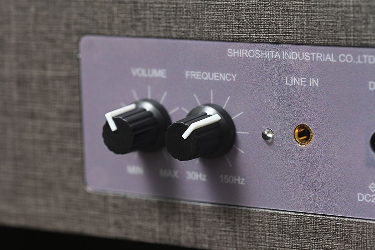 日本城下工業(Shiroshita Industrial)旗下的音響品牌 Sound Warrior 一向以日本製造、小巧精緻而且聲音正宗著稱。近年不少玩家偏好在電腦桌或者有限的家居空間內,打造高質素 Desktop Audio 系統,這次 Sound Warrior 推出了一套很有設計感的桌面 2.1 音響組合:包括混合式真空管擴音機 SWL-T01Plus、同軸 2 路正方體喇叭 SW-SP3,以及專為桌面、影音櫃空間設計的薄身超低音喇叭 SW-W1。到底這套組合能否打破迷你喇叭低頻與音場的體積限制?今次就用聽歌、睇戲和打機等不同場景來詳細測試一下。