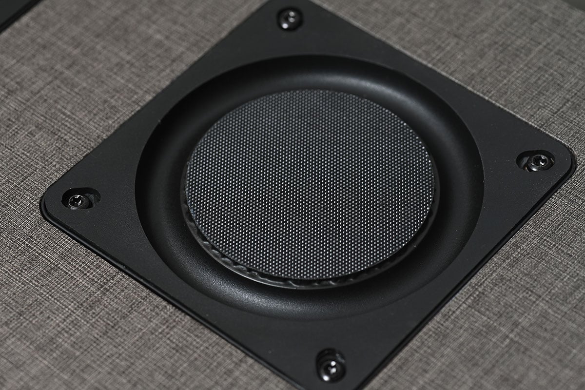 日本城下工業(Shiroshita Industrial)旗下的音響品牌 Sound Warrior 一向以日本製造、小巧精緻而且聲音正宗著稱。近年不少玩家偏好在電腦桌或者有限的家居空間內,打造高質素 Desktop Audio 系統,這次 Sound Warrior 推出了一套很有設計感的桌面 2.1 音響組合:包括混合式真空管擴音機 SWL-T01Plus、同軸 2 路正方體喇叭 SW-SP3,以及專為桌面、影音櫃空間設計的薄身超低音喇叭 SW-W1。到底這套組合能否打破迷你喇叭低頻與音場的體積限制?今次就用聽歌、睇戲和打機等不同場景來詳細測試一下。