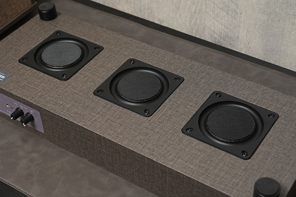 日本城下工業(Shiroshita Industrial)旗下的音響品牌 Sound Warrior 一向以日本製造、小巧精緻而且聲音正宗著稱。近年不少玩家偏好在電腦桌或者有限的家居空間內,打造高質素 Desktop Audio 系統,這次 Sound Warrior 推出了一套很有設計感的桌面 2.1 音響組合:包括混合式真空管擴音機 SWL-T01Plus、同軸 2 路正方體喇叭 SW-SP3,以及專為桌面、影音櫃空間設計的薄身超低音喇叭 SW-W1。到底這套組合能否打破迷你喇叭低頻與音場的體積限制?今次就用聽歌、睇戲和打機等不同場景來詳細測試一下。