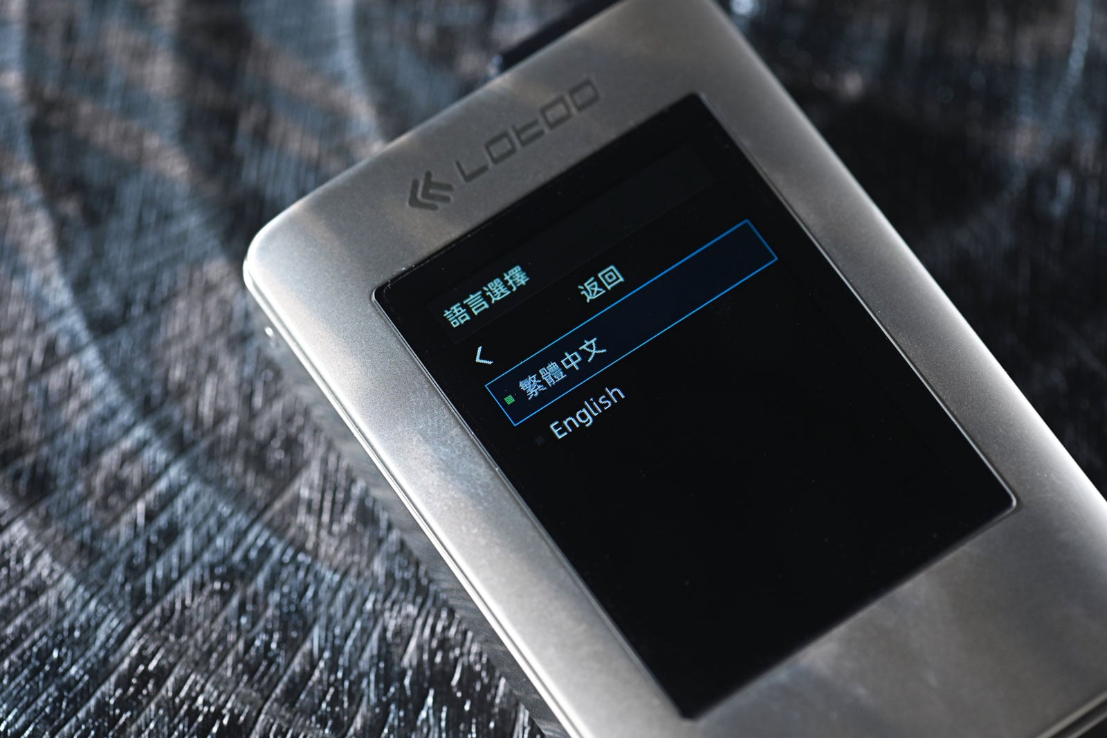 手機、電腦各有自己的音樂收藏與串流介面，要把熟悉的耳機系統帶到不同裝置上，連接方式往往比選歌更令人費神。以 PAW 系列便攜播放器為發燒友熟悉的 Lotoo，這次透過 PAW S3 提出 PAT（Personal Audio Teleportation）概念：手機或電腦負責內容、串流及選曲，PAW S3 則專注解碼、音訊處理、供電與耳機驅動，再以自家 LTTP 技術建立無線連接。相較 PAW S2 以有線 USB 解碼為主的使用方式，PAW S3 把音源與耳擴之間的距離拉開，讓用家拿起手機、轉換使用場景時，也能保留熟悉的耳機與調聲設定。這種介乎小型解碼耳擴與便攜播放器之間的定位，正是它最值得留意的地方。