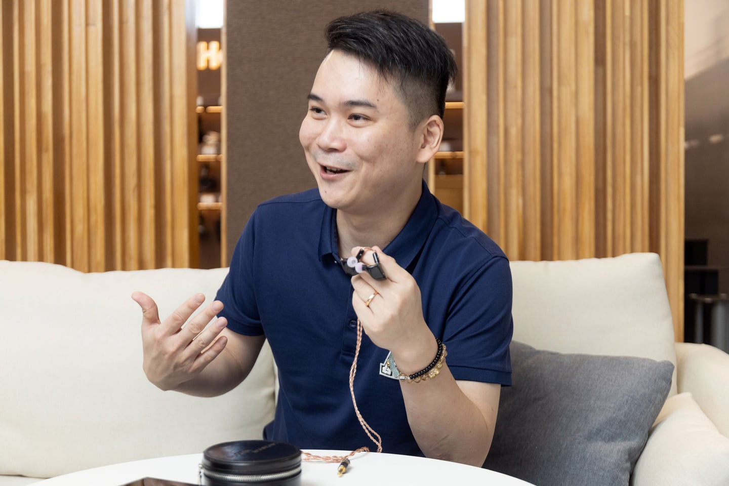 對 Valoria Acoustic 主理人 Tony Gu 而言,創立品牌並非一時興起,而是一場由多年行業經驗慢慢醞釀而成的決定。Tony 在音響行業打滾多年,從個人聽感、產品開發到市場經驗,逐步累積出屬於自己的聲音價值觀。直到有一刻,他意識到若要把腦海中的聲音理念徹底落實,便不能再只站在旁觀者的位置,而是要真正走進創作核心,親手建立一個屬於自己的品牌。
Tony 形容,Valoria Acoustic 的誕生,源於他對這個行業的熱愛,亦源於一種「想把心中真正認可的聲音做出來」的衝動。品牌名字所承載的,是勇氣、堅守與真實價值;而對他來說,這些並非口號,而是創業時最重要的信念。他直言,當品牌成立之際,自己最想做的,是回到聲音本身,重新問一句:耳機到底應該為音樂做甚麼?