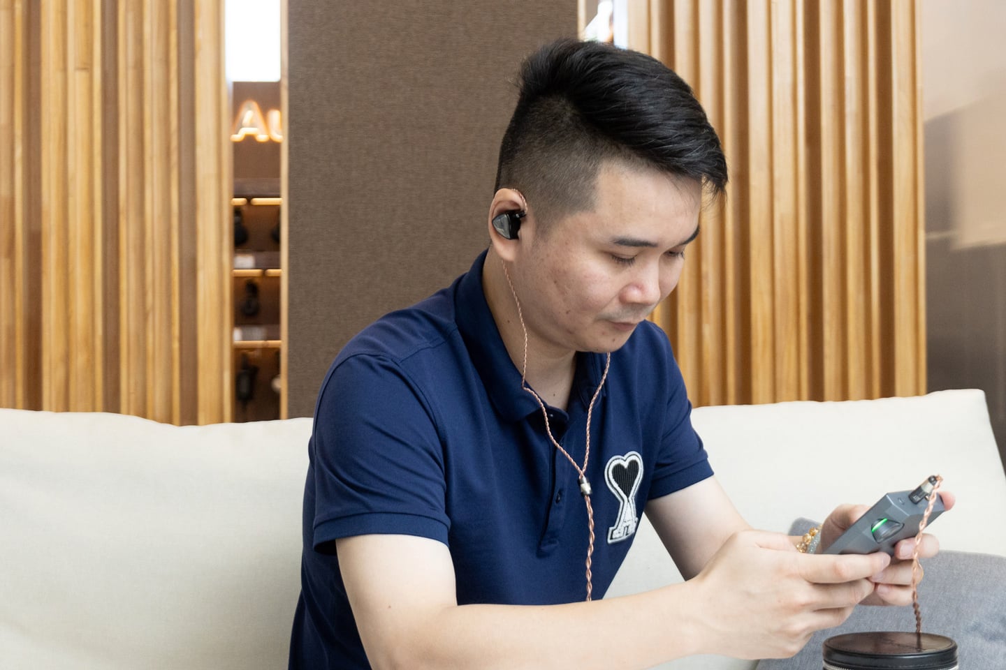 對 Valoria Acoustic 主理人 Tony Gu 而言,創立品牌並非一時興起,而是一場由多年行業經驗慢慢醞釀而成的決定。Tony 在音響行業打滾多年,從個人聽感、產品開發到市場經驗,逐步累積出屬於自己的聲音價值觀。直到有一刻,他意識到若要把腦海中的聲音理念徹底落實,便不能再只站在旁觀者的位置,而是要真正走進創作核心,親手建立一個屬於自己的品牌。
Tony 形容,Valoria Acoustic 的誕生,源於他對這個行業的熱愛,亦源於一種「想把心中真正認可的聲音做出來」的衝動。品牌名字所承載的,是勇氣、堅守與真實價值;而對他來說,這些並非口號,而是創業時最重要的信念。他直言,當品牌成立之際,自己最想做的,是回到聲音本身,重新問一句:耳機到底應該為音樂做甚麼?