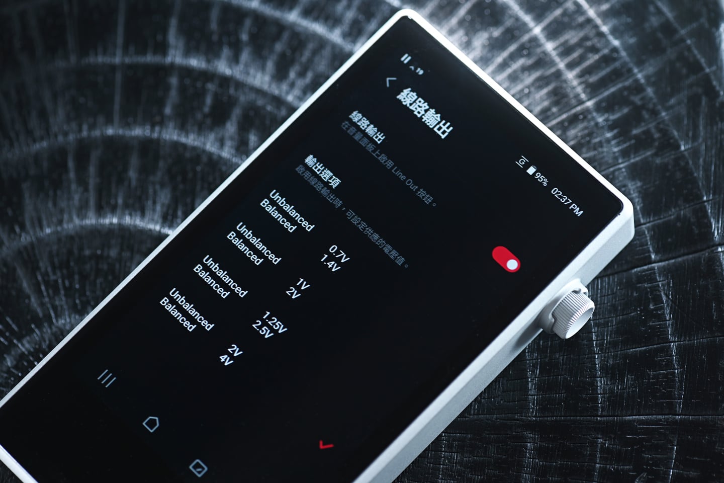 過往大家講起 Astell&Kern，最易聯想到的是外形輪廓分明、造工扎實。但若果要講到真正適合長時間外出使用、又要兼顧推力與續航，前作往往總會留低少少遺憾。幸好，PD5 的出現，正正就將這個空缺填補了。
PD5 沒有追求旗艦播放器的大尺寸，而是將機身控制在約 198g，配合 4.1 吋觸控屏幕及 3.5mm、4.4mm 雙輸出，維持隨身播放器應有的便攜性。更值得留意的是，其內部採用八枚 Cirrus Logic CS43198 DAC，並透過不同 DAC 運作模式在音質、輸出及耗電之間作出取捨。PD5 最值得討論的，其實是如何將高規格解碼架構、續航力，以及 EnviroTune 環境噪音補償放進一部相對細小的播放器之中。