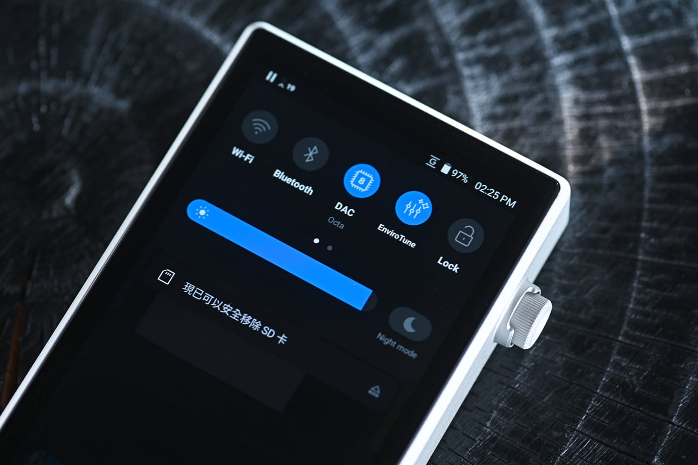過往大家講起 Astell&Kern，最易聯想到的是外形輪廓分明、造工扎實。但若果要講到真正適合長時間外出使用、又要兼顧推力與續航，前作往往總會留低少少遺憾。幸好，PD5 的出現，正正就將這個空缺填補了。
PD5 沒有追求旗艦播放器的大尺寸，而是將機身控制在約 198g，配合 4.1 吋觸控屏幕及 3.5mm、4.4mm 雙輸出，維持隨身播放器應有的便攜性。更值得留意的是，其內部採用八枚 Cirrus Logic CS43198 DAC，並透過不同 DAC 運作模式在音質、輸出及耗電之間作出取捨。PD5 最值得討論的，其實是如何將高規格解碼架構、續航力，以及 EnviroTune 環境噪音補償放進一部相對細小的播放器之中。