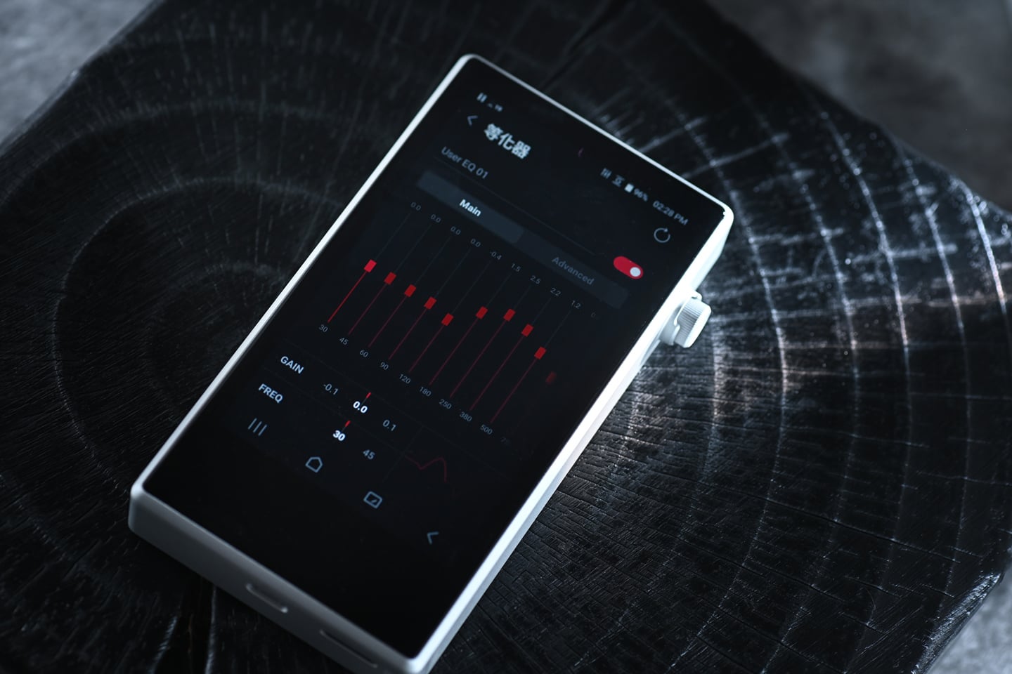 過往大家講起 Astell&Kern，最易聯想到的是外形輪廓分明、造工扎實。但若果要講到真正適合長時間外出使用、又要兼顧推力與續航，前作往往總會留低少少遺憾。幸好，PD5 的出現，正正就將這個空缺填補了。
PD5 沒有追求旗艦播放器的大尺寸，而是將機身控制在約 198g，配合 4.1 吋觸控屏幕及 3.5mm、4.4mm 雙輸出，維持隨身播放器應有的便攜性。更值得留意的是，其內部採用八枚 Cirrus Logic CS43198 DAC，並透過不同 DAC 運作模式在音質、輸出及耗電之間作出取捨。PD5 最值得討論的，其實是如何將高規格解碼架構、續航力，以及 EnviroTune 環境噪音補償放進一部相對細小的播放器之中。