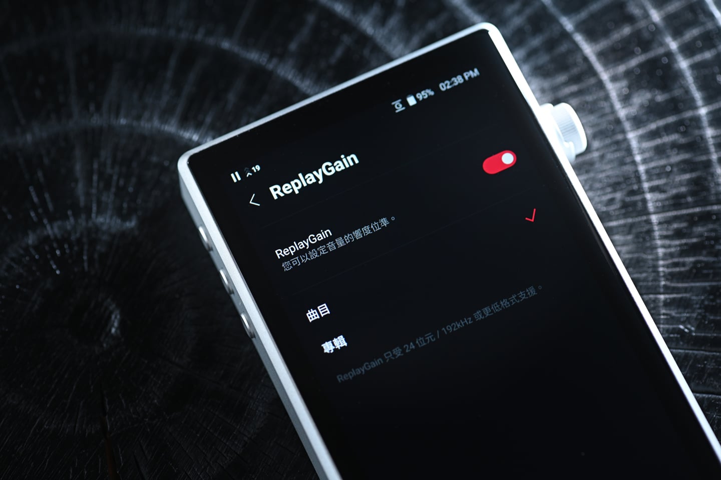 過往大家講起 Astell&Kern，最易聯想到的是外形輪廓分明、造工扎實。但若果要講到真正適合長時間外出使用、又要兼顧推力與續航，前作往往總會留低少少遺憾。幸好，PD5 的出現，正正就將這個空缺填補了。
PD5 沒有追求旗艦播放器的大尺寸，而是將機身控制在約 198g，配合 4.1 吋觸控屏幕及 3.5mm、4.4mm 雙輸出，維持隨身播放器應有的便攜性。更值得留意的是，其內部採用八枚 Cirrus Logic CS43198 DAC，並透過不同 DAC 運作模式在音質、輸出及耗電之間作出取捨。PD5 最值得討論的，其實是如何將高規格解碼架構、續航力，以及 EnviroTune 環境噪音補償放進一部相對細小的播放器之中。