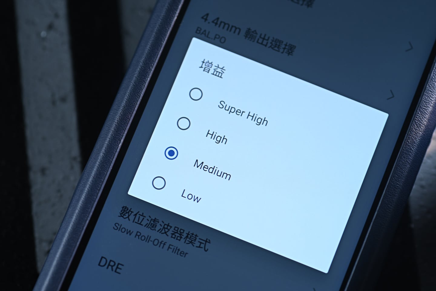 以往生產播放器的廠商會以不同型號區分解碼晶片、放大線路及調音風格，讓用家按預算與喜好作出選擇。但 FiiO 今次推出的 M25，卻採取另一種策略，在同一機身提供 VERITA 與 R2R PRO 兩個版本，前者採用 AKM 旗艦級 DAC 架構；後者則以品牌自研的分段式 R2R 電阻陣列負責數碼轉換，將兩種不同的解碼理念帶進同款的隨身播放器。