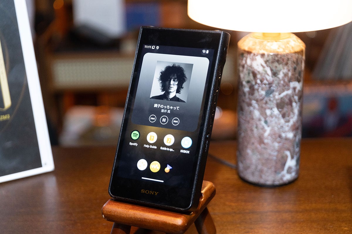 Sony 剛剛正式在香港推出全新 Walkman 數碼音樂播放器 NW-WM1ZM3、NW-WM1AM3 以及 NW-ZX900，作為新一代的金磚和黑磚，新系列由用料到功能都全面升級，機身也更「重磅」。