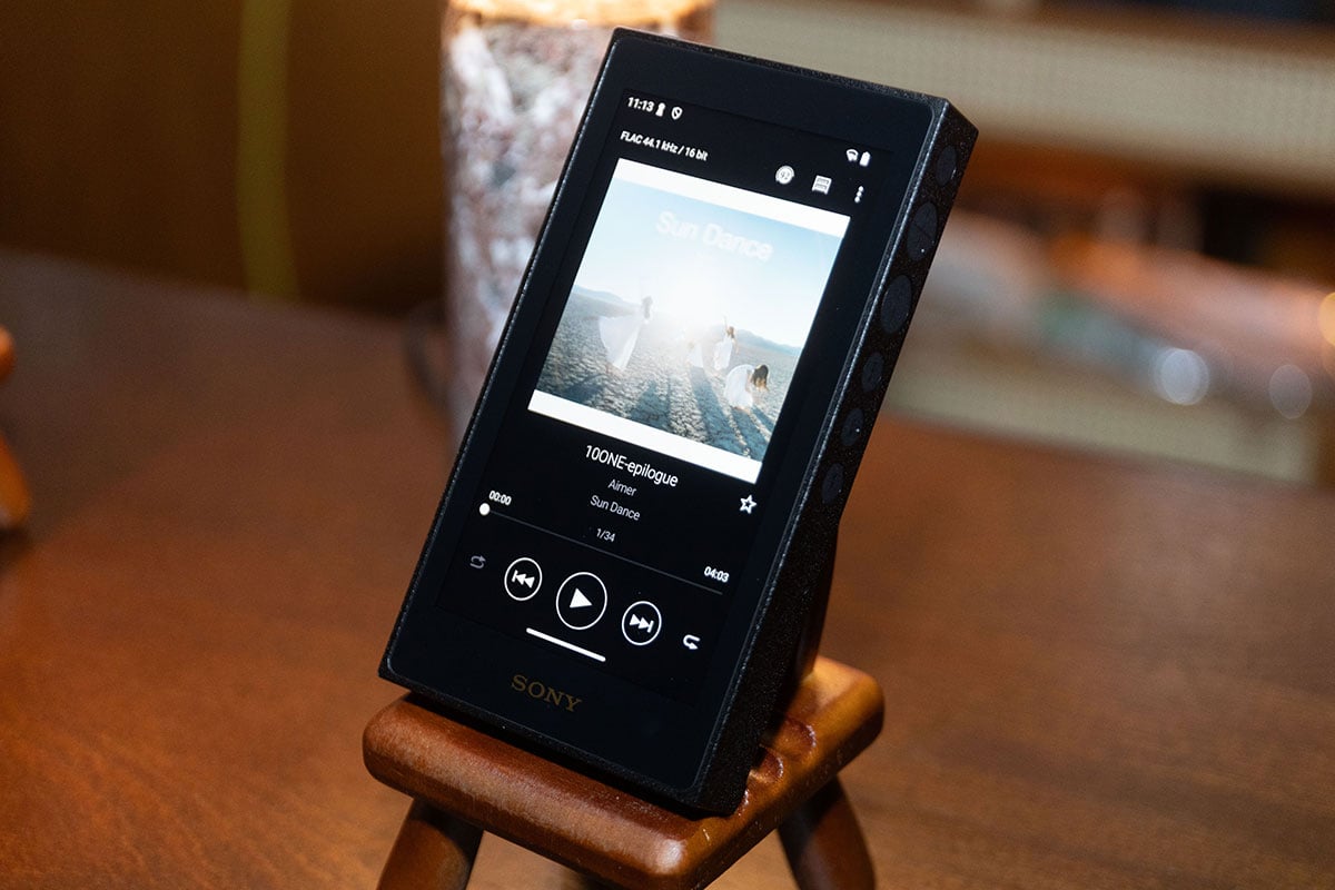 Sony 剛剛正式在香港推出全新 Walkman 數碼音樂播放器 NW-WM1ZM3、NW-WM1AM3 以及 NW-ZX900，作為新一代的金磚和黑磚，新系列由用料到功能都全面升級，機身也更「重磅」。